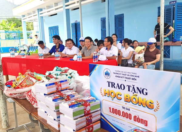 Khoa Kỹ thuật Biển tổ chức chương trình "Vầng trăng yêu thương 2026" và "Phiên chợ 0 đồng" tại huyện Khánh Vĩnh