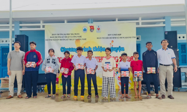 Khoa Kỹ thuật Biển tổ chức chương trình "Vầng trăng yêu thương 2026" và "Phiên chợ 0 đồng" tại huyện Khánh Vĩnh