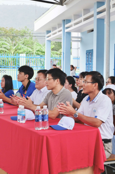 Khoa Kỹ thuật Biển tổ chức chương trình "Vầng trăng yêu thương 2026" và "Phiên chợ 0 đồng" tại huyện Khánh Vĩnh