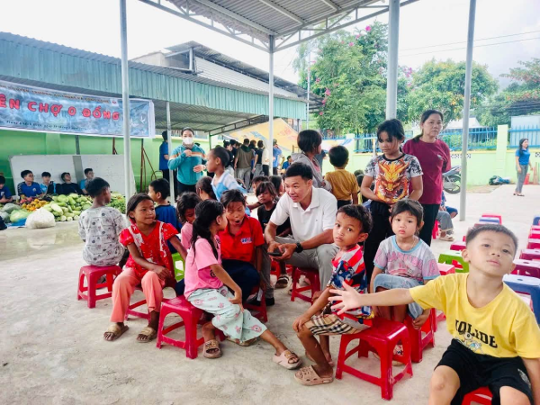 Khoa Kỹ thuật Biển tổ chức chương trình "Vầng trăng yêu thương 2026" và "Phiên chợ 0 đồng" tại huyện Khánh Vĩnh