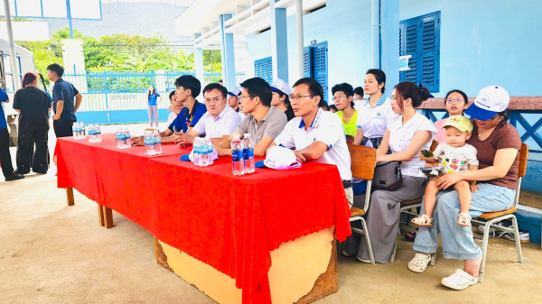 Khoa Kỹ thuật Biển tổ chức chương trình "Vầng trăng yêu thương 2026" và "Phiên chợ 0 đồng" tại huyện Khánh Vĩnh