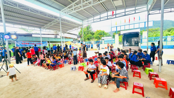 Khoa Kỹ thuật Biển tổ chức chương trình "Vầng trăng yêu thương 2026" và "Phiên chợ 0 đồng" tại huyện Khánh Vĩnh