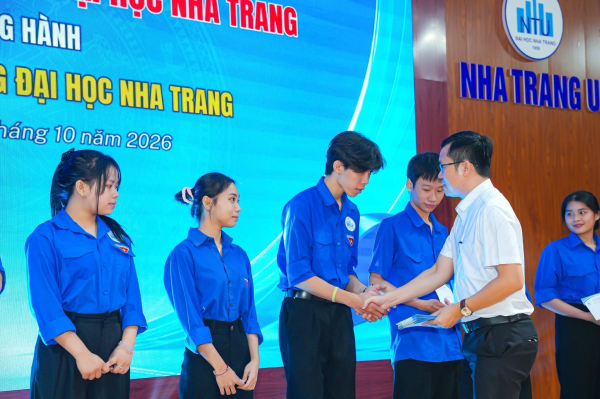 Khoa Kỹ thuật Biển chúc mừng 06 sinh viên nhận học bổng khuyến học