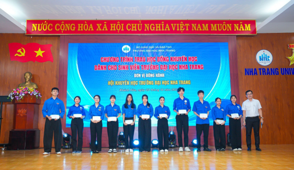 Khoa Kỹ thuật Biển chúc mừng 06 sinh viên nhận học bổng khuyến học
