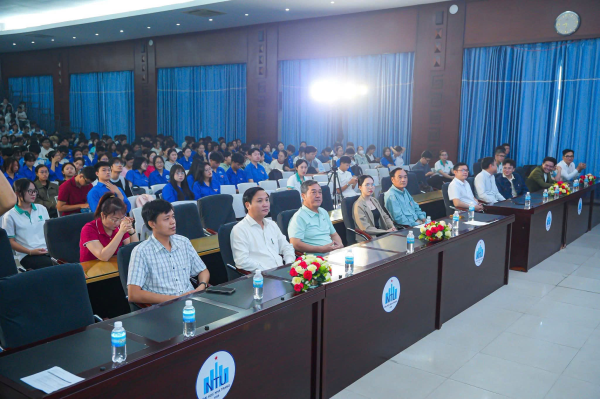 Khoa Kỹ thuật Biển chúc mừng 06 sinh viên nhận học bổng khuyến học
