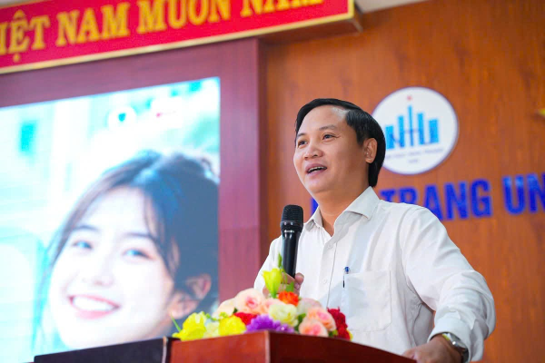 Khoa Kỹ thuật Biển chúc mừng 06 sinh viên nhận học bổng khuyến học